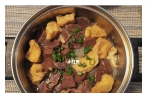 鸭血烧油豆腐的做法（鲜香美味的家常菜，让你爱不释口）