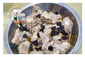 美味炸蒸排骨的制作方法（用炸蒸两个步骤，让排骨外酥里嫩）