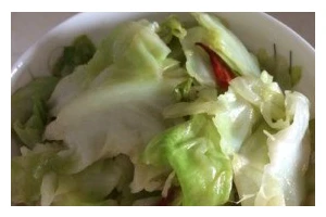 手撕包菜的做法（用最简单的方式，做出美味营养的手撕包菜）