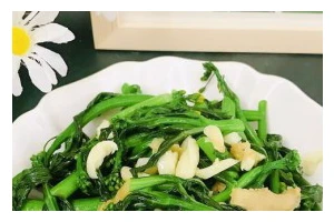 蒜薹炒油渣，做法大揭秘！（一道下饭佳肴，让你爱不释手）