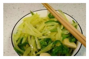 美食分享（用土豆丝为面盖上浓郁的酱汁，口感鲜美，健康营养）