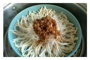 美味蒜泥金针菇的制作方法（健康鲜美，家庭小炒必备）