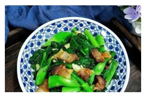 蒜蓉炒芥菜的做法（健康美味的素食佳肴）
