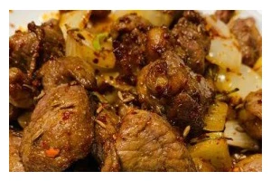 孜然羊肉的家常做法（一道美味可口的蒜薹孜然羊肉，让你过足美食瘾）