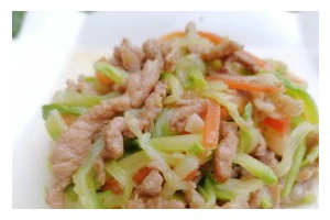 双瓜炒肉，清爽美味的家常菜（做法简单易学，口感清甜开胃，营养丰富健康）
