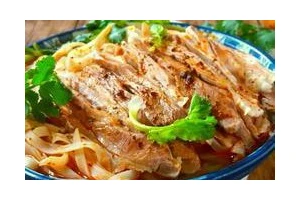 手把手教你制作美味的羊肉拉面（从选材到烹饪，轻松掌握制作技巧，让你的餐桌上多一道鲜美佳肴）