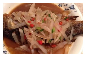 轻松学会以笋丝蒸鲫鱼的做法（健康美味的家常蒸菜）