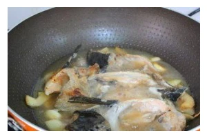 砂锅三文鱼头的做法与技巧（色香味俱佳的家常美食，轻松做出美味三文鱼头）