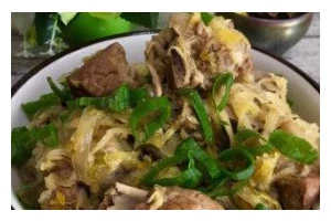 酸菜炖排骨——东北菜的经典之作（掌握制作方法，尝鲜东北美味！）