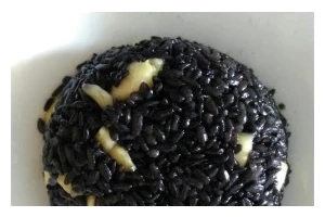 五彩杂蔬乌米饭的健康美味（以多色蔬菜为主，做出口感独特的乌米饭）