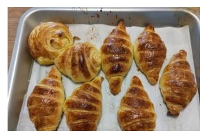 手工制作香酥草莓牛角包（用新鲜草莓和松软牛角，打造美味早餐）