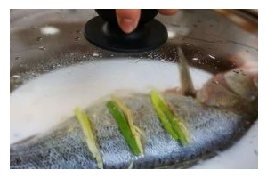 清蒸紫苏鲈鱼的做法（家常美食，鲜美健康的佳肴）