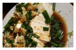 以蒜汁拌内酯豆腐，健康又美味（营养丰富，简单易做的素食佳品）