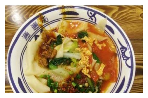 手把手教你制作正宗的西北油泼面（从面条到调料，一步步教你制作最地道的西北油泼面！）