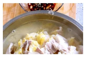 五花肉炒酸菜（酸辣可口，健康营养，简单易做）