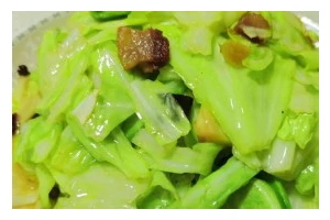 油渣炒莲白的做法（让你尝到最地道的家常菜）