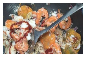 如何制作美味的以什锦海鲜饭？（以鲜美海鲜为主打，让你的味蕾舞动不停）