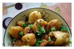 蒜香小土豆的制作方法（以蒜泥酱为调味，口感酥脆的小土豆佳肴）