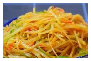 酸辣青椒土豆丝，香辣可口的家常菜（传统家常菜的美味革新，让你爱上烹饪）