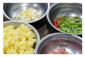 美味瘦肉土豆丁料理，一口接一口的美味享受（瘦肉土豆丁，健康美味的佳肴之选）