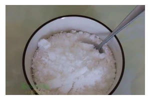 水晶糕的制作方法（美味可口的家常甜点）
