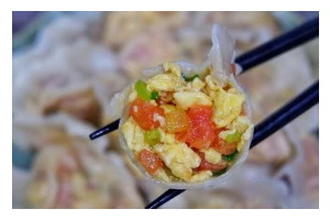 美味可口的西红柿鸡蛋馅蒸饺（一次性学会制作，家庭美食无限美味）