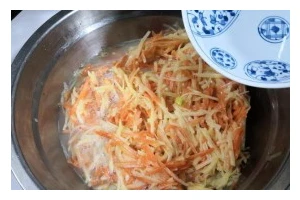 用炒疙瘩丝制作美味佳肴（掌握制作炒疙瘩丝的窍门，品味美味佳肴）