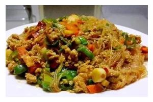 美味营养的瘦肉炒粉丝（简单易做的家常美食，营养丰富的粉丝菜谱）