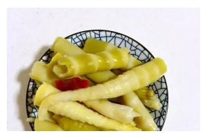 酸笋炒辣椒，麻辣爽口的美食（川菜精髓，尝遍四川风味；）