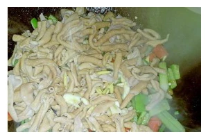 学会以香辣韭苔炒鸭肠，让味蕾得到挑战（15个步骤，让你炒出一道色香味俱佳的香辣韭苔炒鸭肠）