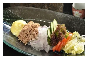 健康美味——吞拿鱼沙拉的制作方法（享受夏日清爽，从口腹开始；以吞拿鱼为主角，打造新鲜沙拉）