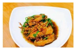 四宝烧鸡翅，美味又健康的家常菜（用四宝烧出鸡翅最美味）