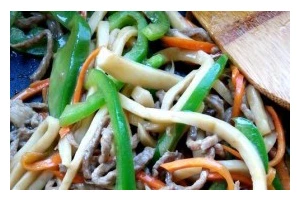双椒杏鲍菇炒肉丝的美味做法（口感鲜美、色香味俱佳，健康又美味）
