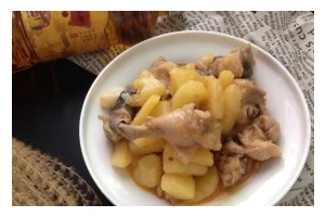 土豆炖鸡肉，美味的家常菜（用土豆和鸡肉搭配，轻松做出暖胃又满足口感的菜肴）