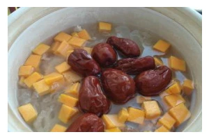 银耳南瓜羹——营养美味的冬日暖心菜（做法简单、滋补又美味的银耳南瓜羹，让你在冬日里享受健康美味。）