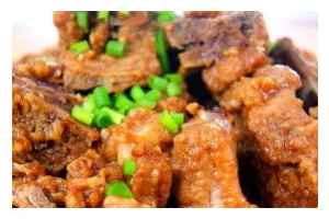 一道美味可口的蒜蓉辣椒酱蒸排骨的做法（掌握家常菜，享受美食人生）