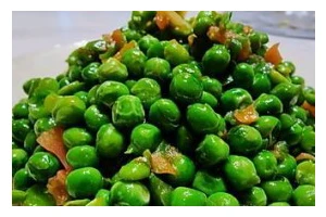 鲜香菇炒豌豆荚，营养美味加倍享！（豆荚嫩绿爽口，配上鲜香菇更佳美味。）