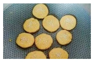 甜薯饼的做法与分享（美味可口的甜薯饼，教你轻松做出充满诱惑的美食）