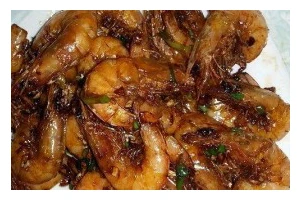 如何制作美味的油爆小海虾（一道口感鲜美、色香俱佳的鲜美小海虾菜肴，让你欲罢不能）