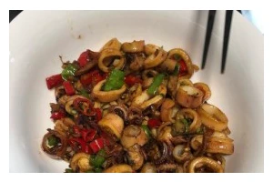香辣酸豆角炒墨鱼，鲜美可口的海鲜佳肴！（家常菜也能有大厨的味道，学会这道菜肴让你吃出幸福感。）
