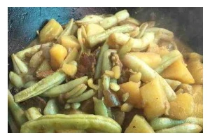 美味烧土豆，五花肉海脐子配菜（用料简单，口感丰富，快速上桌的家常菜）