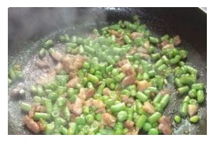 鲜香美味——以鲜豌豆猪肉粒的做法为主题的家常菜（鲜豌豆猪肉粒——细嫩鲜香，饱满味道）