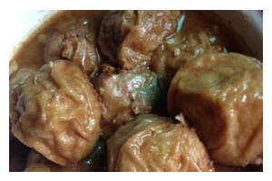 美食独家（教你如何制作香辣可口的油面筋泡，轻松解决午餐难题）