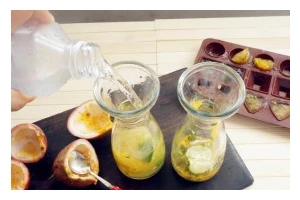 青柠百香茶的制作方法（用新鲜青柠制作清新怡人的百香茶）