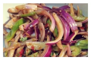芝麻黄瓜拌洋葱，清凉爽口的夏日小食（做法简单、食材易得，健康美味，营养丰富）