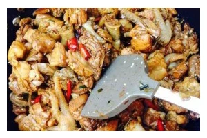 鲜香可口！小公鸡烧毛豆的做法（用小公鸡肉和嫩绿毛豆，烧出一道美味佳肴）