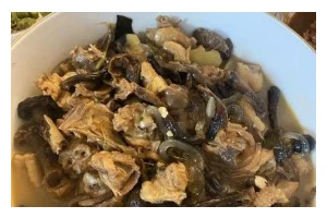 小鸡炖蘑菇的制作方法（美味健康的餐桌佳品）