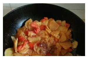 怎样烹制美味的西红柿炒土豆（掌握土豆煮熟后的技巧，让你炒出口感绝佳的西红柿炒土豆）