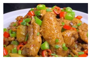 美味五香烧鸡的完美做法（五香烧鸡，原汁原味的家常美食）