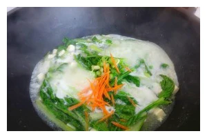 美味健康的小白菜瘦肉汤（简单易学，家庭必备，健康味蕾盛宴）